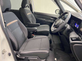 ゆったりと座れる運転席シートですのでストレスなく運転が出来ますよ!