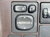 【電動格納ミラー】サイドミラーは電動格納式となっており、狭い駐車場でもキズがつくリスクを抑えられます。