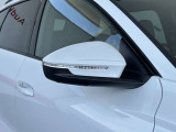 ●アウディサイドアシスト『後方の死角を並走する車両を検知しドアミラーの内側のLEDが点灯。ドライバーに注意を促し事故を未然に防ぐシステムです。』