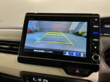 リバースギアに入れるだけで後方の表示へ切り替わります。夜間や雨の日の駐車も楽になりますよ。
