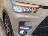 【LEDヘッドライト】悪天候や夜間走行時も良好な視界を確保し安心して運転できる高輝度LEDヘッドライトを装備!点灯速度が早く、消費電力も抑えられています。
