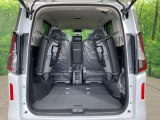 後席を格納すると、これだけの広さが!シーンに合わせたシートアレンジで、大きな荷物も積むことが出来ます♪