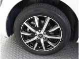 かっこいいホイールですね。 車のイメージを大きく左右するホイール部分はコダワリを持ちたいですね。