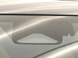 【プリクラッシュセーフティ】前方の車両等を検知し、衝突しそうな時は警報で注意を促し、ブレーキを踏む力をサポート。ブレーキを踏めなかった場合は衝突被害軽減ブレーキが作動、衝突回避をサポートします。