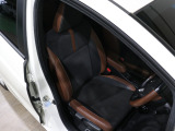 程よい硬さとホールド性が高いシートで長時間運転も快適です。