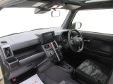 ダイハツのお店では、ダイハツ車を知り尽くしたプロフェッショナルが、専用の診断機器を使って各システムを点検しております。