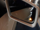 ブラインドスポットアシスト★隣の車線にいる車両が自分の死角に入るとミラー内のオレンジ色のマークが点灯して、ドライバーに注意を促します!このシステムにより、ドライバーは死角にいる車に気づきやすくなります