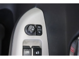 鍵の施錠開錠に合わせてドアミラーが開閉するオート格納機能付きのドアミラー。少し離れた場所からでも見た目で鍵の閉め忘れの確認が出来る便利な機能です。