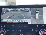 【パノラミックビューモニター】クルマを真上から見下ろした視点で駐車をサポートします!クルマの斜め後ろや真横など、いち早く障害物に気が付くことができます。
