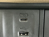 (Type-C〈3A〉)USBチャージャー搭載。スマートフォンなどの充電にとっても便利です