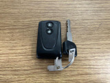 【スマートキー】 スマートキーを携帯していれば、ドアハンドルのボタンを押すだけでロックの解除ができます。