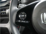 ハンドルにはオーディオ操作用スイッチが付いており、ハンドルから手を放さずにオーディオの操作ができるようになっております。