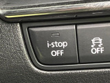 【アイドリングストップ】赤信号や渋滞で停車した際にエンジンを停止し、無駄な燃料の消費を抑えます。燃費向上や環境保護につなげる機能♪エンジンはブレーキを離せば再始動します。
