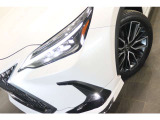 【3眼フルLEDヘッドライト】ロービームとハイビームを1ユニット化。片側に6個の高輝度LEDを使用。よりきめの細かい最適な配光を可能にしながらロービーム状態で3つのL字が光り、レクサスの記号性を主張。