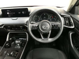【運転席インテリアデザイン】左右対称のインテリアデザインでドライバーを包み込み運転に集中できるように設計されています。