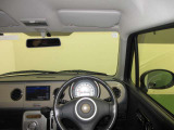 ドライバー目線で、使いやすく安全操作性と良好な視界を実現した運転席です。