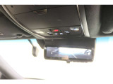 【デジタルインナーミラー】車両後方カメラの映像を映します。ヘッドレストや荷物などで視界を遮らずに後方を確認することができます。切替レバーを操作して通常のミラーモードに変更ができます。
