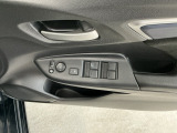 運転席のスイッチで全てのウィンドウの開閉操作を行うことができます。ロックボタンをONにしておくと、運転席以外のウィンドウは作動しないのでお子様を乗せているときなども安心ですね♪