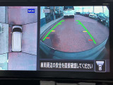 アラウンドビューモニターまるで車を真上から映したような映像で、前後左右の感覚が分かります♪車庫入れや駐車時に大活躍の機能です。