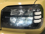 【LEDヘッドライト】悪天候や夜間走行時も良好な視界を確保し安心して運転できる高輝度LEDヘッドライトを装備!点灯速度が早く、消費電力も抑えられています。