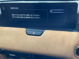 【12.3インチマツダコネクト】車内の雰囲気にマッチした大型ディスプレイ。スマホ接続でのナビ使用やBluetooth再生等、様々な機能が楽しめます。直感的なダイヤル操作が可能で、使い勝手も良好です。