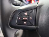 ハンドルから手を離さずにオーディオの操作ができるステアリングスイッチを装備。わき見運転の防止にもなり安全運転に貢献します。