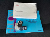 メンテナンスノート【整備記録簿】、取説も揃っています。スマートキーはバッグなどにしまったままボタン操作でエンジンの始動・停止ができて大変便利です。