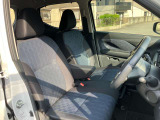 運転席シートは高さも調整出来、体型に関係なく運転し易いポジションに出来ます。