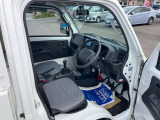 運転席は足元広々です。リラックスして運転できますね。