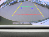 〔バックカメラ〕ギアをバックに入れると画面に自動的に後方映像が映し出され確認可能です。車庫入れなどの際に安全確認が出来て安心ですね。