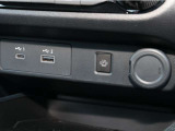 USB電源ソケット付き。ワイヤレス充電器も付いているので、置くだけで充電ができちゃう♪