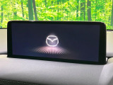 【10.25インチマツダコネクト】車内の雰囲気にマッチした大型ディスプレイ。スマホ接続でのナビ使用やBluetooth再生等、様々な機能が楽しめます。直感的なダイヤル操作が可能で、使い勝手も良好です。