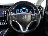 ハンドル左側にはオーディオ操作が出来るオーディオリモートコントロールスイッチ、右側にはHonda SENSINGとオートクルーズコントロールのスイッチを装備!