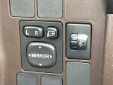 【電動格納ミラー】サイドミラーは電動格納式となっており、狭い駐車場でもキズがつくリスクを抑えられます。