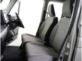 厚みがあって、座り心地のいいソファのようなシート。運転的も助手席もリラックスしてゆったりと座れます。