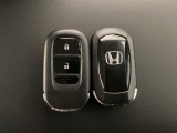 スマートキーを装備しています。鍵を差し込むことなくドアロックの開け閉めと、スタートボタン操作でのエンジンスタートができます。スペアキーも同じものを用意しております。