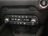 デュアルフルオートエアコンで運転席、助手席独立して温度設定が可能です。