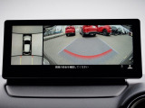 車両の前後左右に備えた計4つのカメラを活用し、車両を上方から俯瞰したようなトップビューのほかフロントビュー・リアビュー・左右サイドビューの映像をセンターディスプレイに表示する360&deg;ビューモニター。