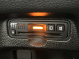 【ETC】有料道路を利用する際に料金所で停止することなく通過できる、ETC車載器(ノンストップ自動料金収受システム機器)が装備されています。セットアップを行うことで利用可能になります。