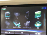 Bluetooth(ブルートゥース)接続機能付き。スマートフォンなどからお気に入りの音楽をワイヤレス再生できます。ドライブがさらに楽しくなりますね。