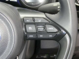 【レーダークルーズコントロール】(全車速追従機能付)付きです。車速に応じて追従支援してくれるので、ロングドライブも快適です。詳細は販売店スタッフまでおたずねください。
