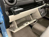 何かと便利なグローブボックス。メンテナンスノートや車検証、ちょっとしたメモと筆記用具等を入れておくとあればもしもの時にも便利ですね。