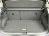 コンパクトながら十分な荷室空間を確保、広々ラゲージスペースです。