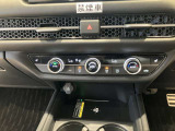 フルオートエアコンディショナーとなっております。運転席と助手席でそれぞれで温度設定ができますので、快適にドライブをすることができます。
