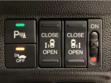 【両側パワースライドドア】両側がパワースライドドアになっており、運転席のスイッチやスマートキーでも開閉が可能です!開口部も広いので乗り降りも楽々♪