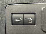 【パワーバックドア】スマートキーや運転席のボタンを押すだけでリアゲートが自動で開閉します!荷物を持っている時や、高い位置にあるバックドアを閉める際に便利な機能です♪