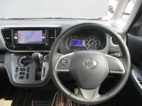 デイズルークスの運転席廻りになります。ひじ掛けや収納など便利な装備がついてます!