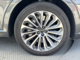 ●純正21インチアルミホイール『スタイリッシュなデザインでAudiならではの卓越した走りを支えるホイールと足回りです。