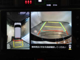 パノラミックビューモニター付きです。車両を上から見たような映像をモニター画面に表示。運転席からの目視では見にくい、車両周辺の状況をリアルタイムでしっかり確認できます。
