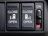 運転席からもスライドドアをボタン操作でスピーディーに開閉できます!またスマートキーでも操作できるので便利です。